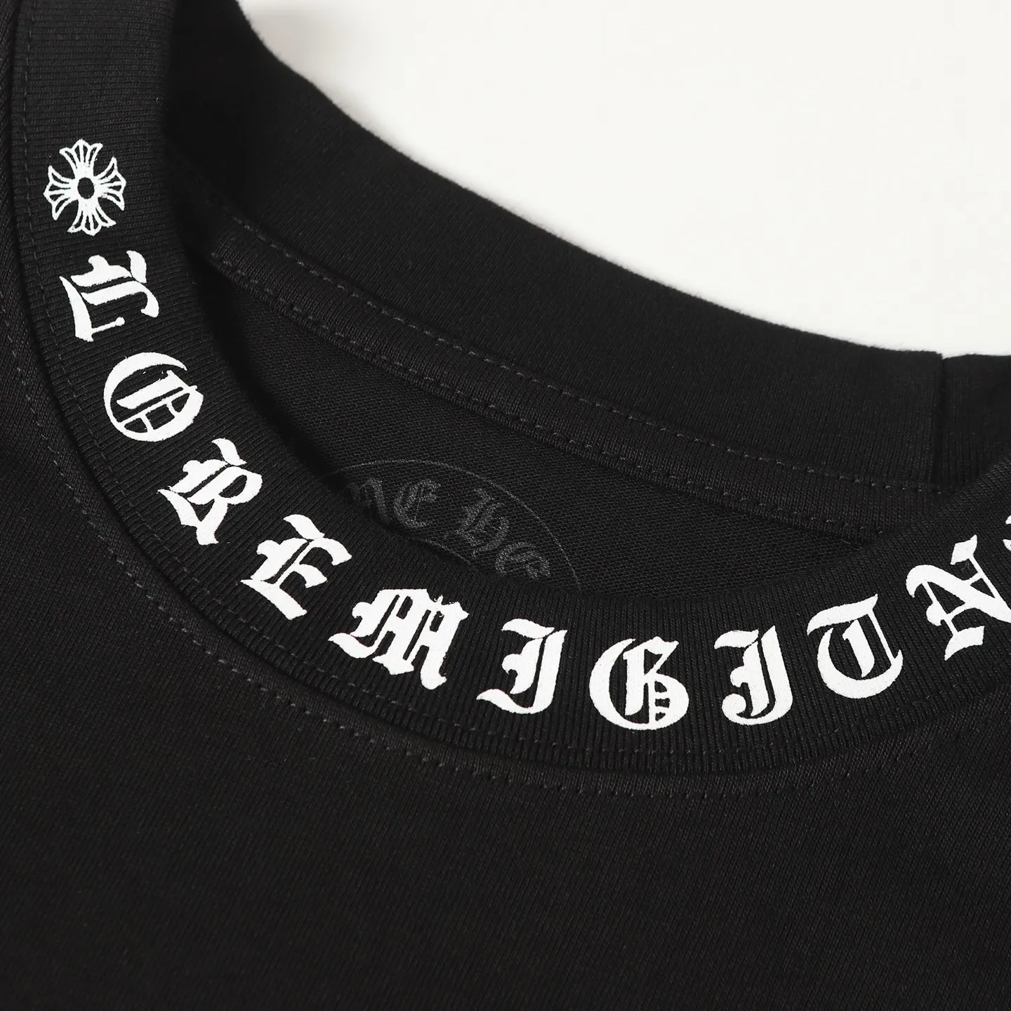 🅿️270 Come Hearts/Cro Heart Horseshoe Sanskrit Printed Long Sleeve, the King of Autumn and Winter! Chest pockets, high weight threads on the collar and cuffs, the fabric is custom woven and dyed 280g double yarn pure cotton fabric, washed anti-counterfeiting tags and other auxiliary materials are all correct versions, super conspicuous, super good-looking and super atmospheric, the same style for men and women! The overall upper body highlights fashion and individuality, and it is a recommended T-shirt for couples to wear together!! Color: black white Size: XS-L